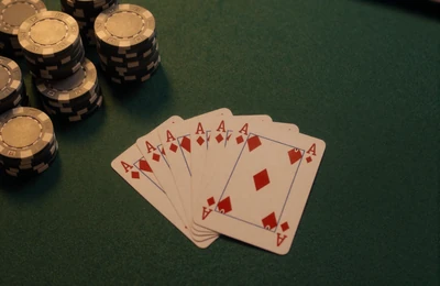 Blackjack-Karten auf gr&uuml;nem Filz mit goldenen Chips und dramatischem Seitenlicht