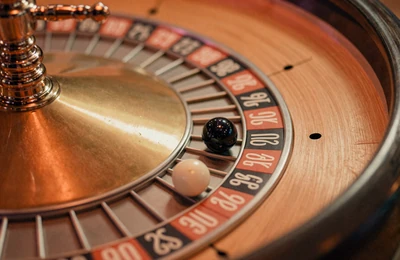 Roulette-Kugel auf einem Zahlenfeld mit warmen goldenen T&ouml;nen f&uuml;r den dritten Willkommensbonus