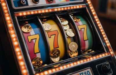 Farbenfrohe rotierende Slot-Walzen mit orangefarbener Randbeleuchtung bei Vox Casino