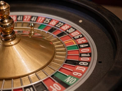 Europ&auml;isches Roulette-Tischlayout mit nummerierten Feldern und goldenem Rad