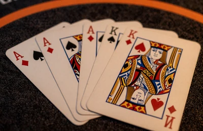 F&auml;cher aus Spielkarten mit orangefarbenem Randlicht f&uuml;r den zweiten Willkommensbonus bei Vox Casino